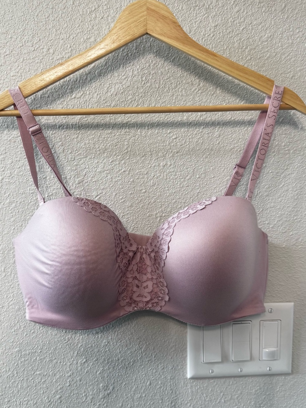 VICTORIAS SECRET BODY BY VICTORIA STRAPLESS BRA LIGHTLY LINED LACE 38DD